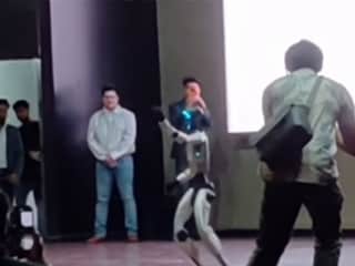 IIT फेस्ट में Dhurandhar फिल्म के पॉपुलर गाने पर नाचा रोबोट, वीडियो हुआ वायरल