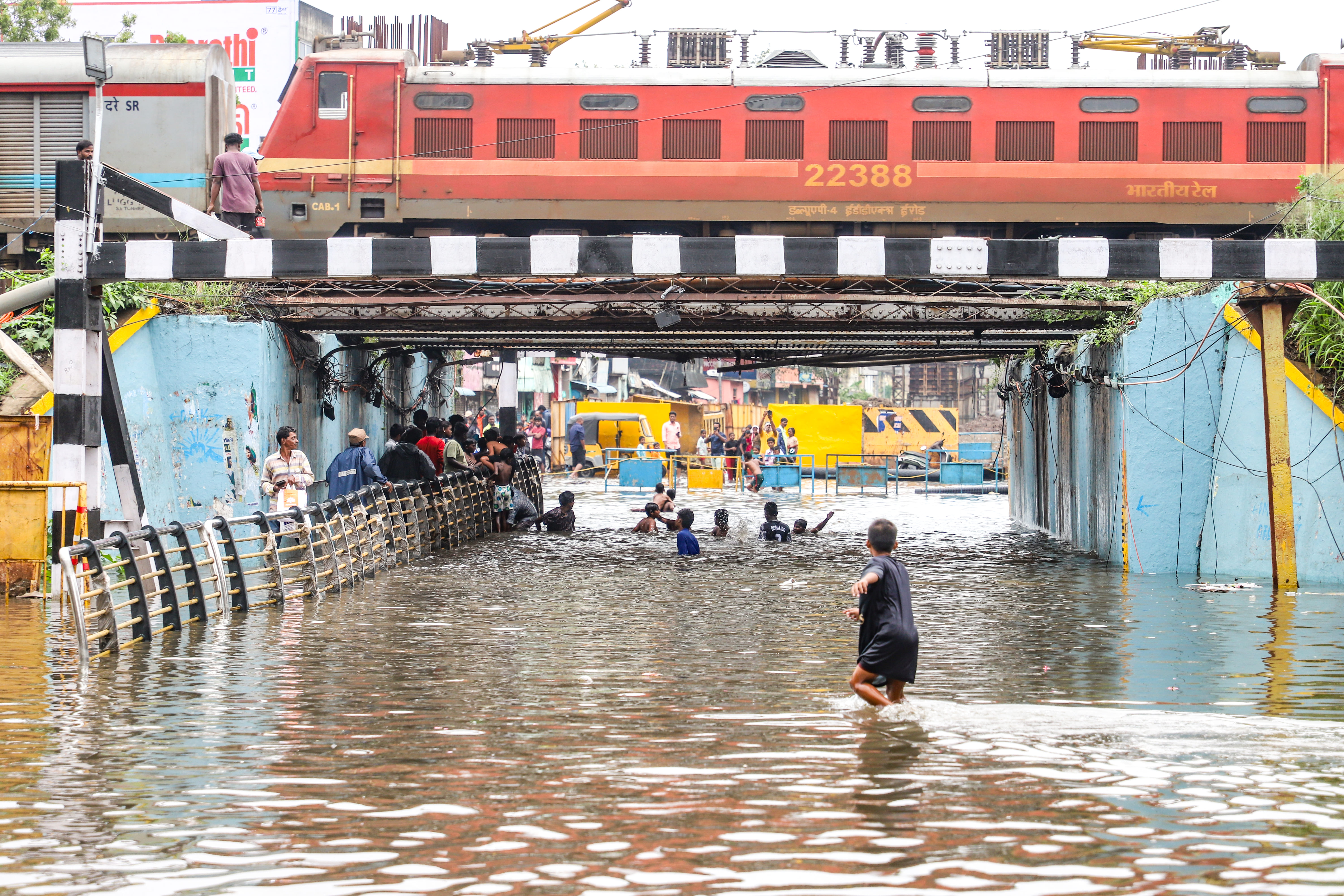 तमिलनाडु में भारी बारिश, अभी तक 4 लोगों की मौत, कई जिलों के स्कूलों और कॉलेजों में छुट्टी
