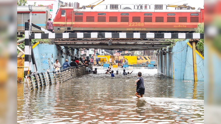 तमिलनाडु में भारी बारिश, अभी तक 4 लोगों की मौत, कई जिलों के स्कूलों और कॉलेजों में छुट्टी