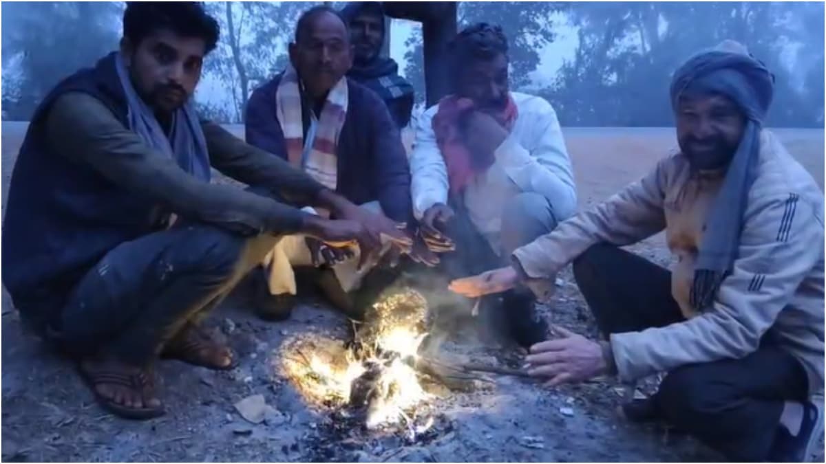 MP weather: कड़ाके की सर्दी में अलाव का सहारा लेते लोग.