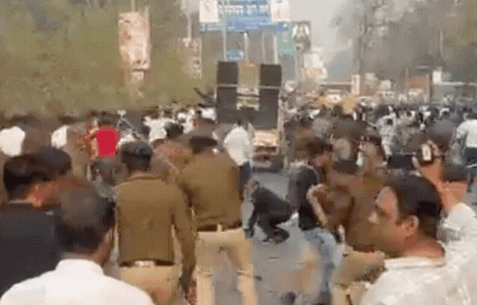 दुर्ग में पुलिस का लाठीचार्ज! प्रदर्शन कर रहे जमीन कारोबारियों पर बरसाए डंडे, कई लोग घायल
