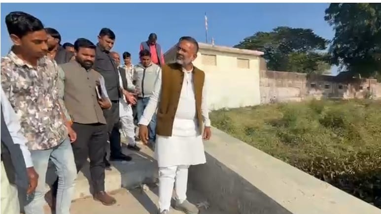 लोकल मिट्टी से सड़क निर्माण पर भड़के मंत्री, दिए कार्रवाई के निर्देश; जांच में खामी मिली तो गिरेगी गाज