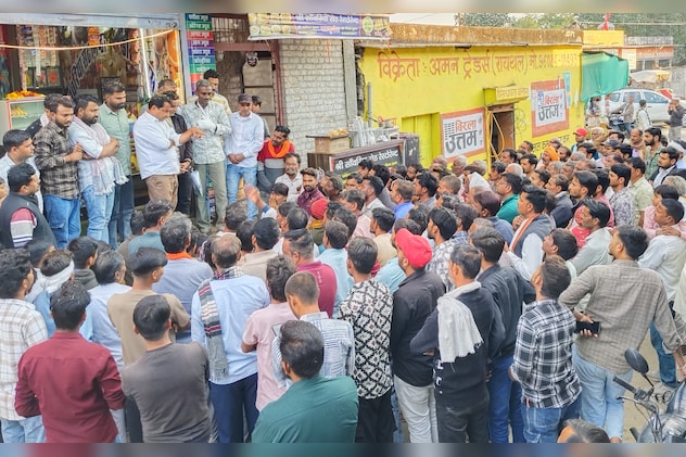 लोगों से संवाद करते नेरश मीणा. लोगों से संवाद करते नेरश मीणा.