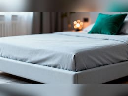 गद्दे की बदबू और दाग-धब्बे कैसे हटाएं? जान लें 4 आसान टिप्स और ट्रिक्स, मिनटों में हो जाएंगे साफ