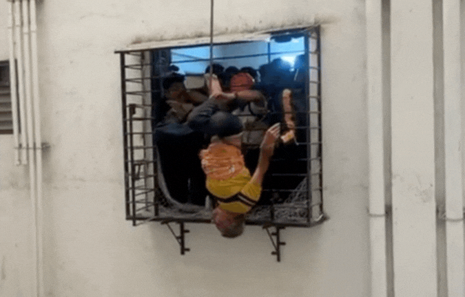 'जाको राखा साइयां...' 10वीं मंजिल से गिरा बुजुर्ग, ग्रिल में फंसा, फिर यूं बच गई जान