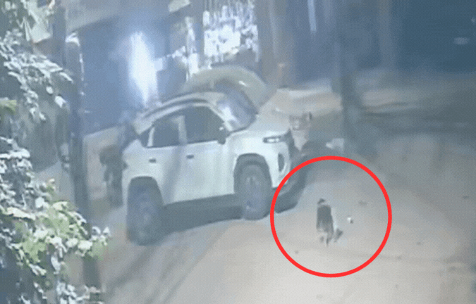 कार के नीचे आया 5 साल का मासूम &ndash; VIDEO; इलाज के लिए अस्पताल में भर्ती, चालक फरार