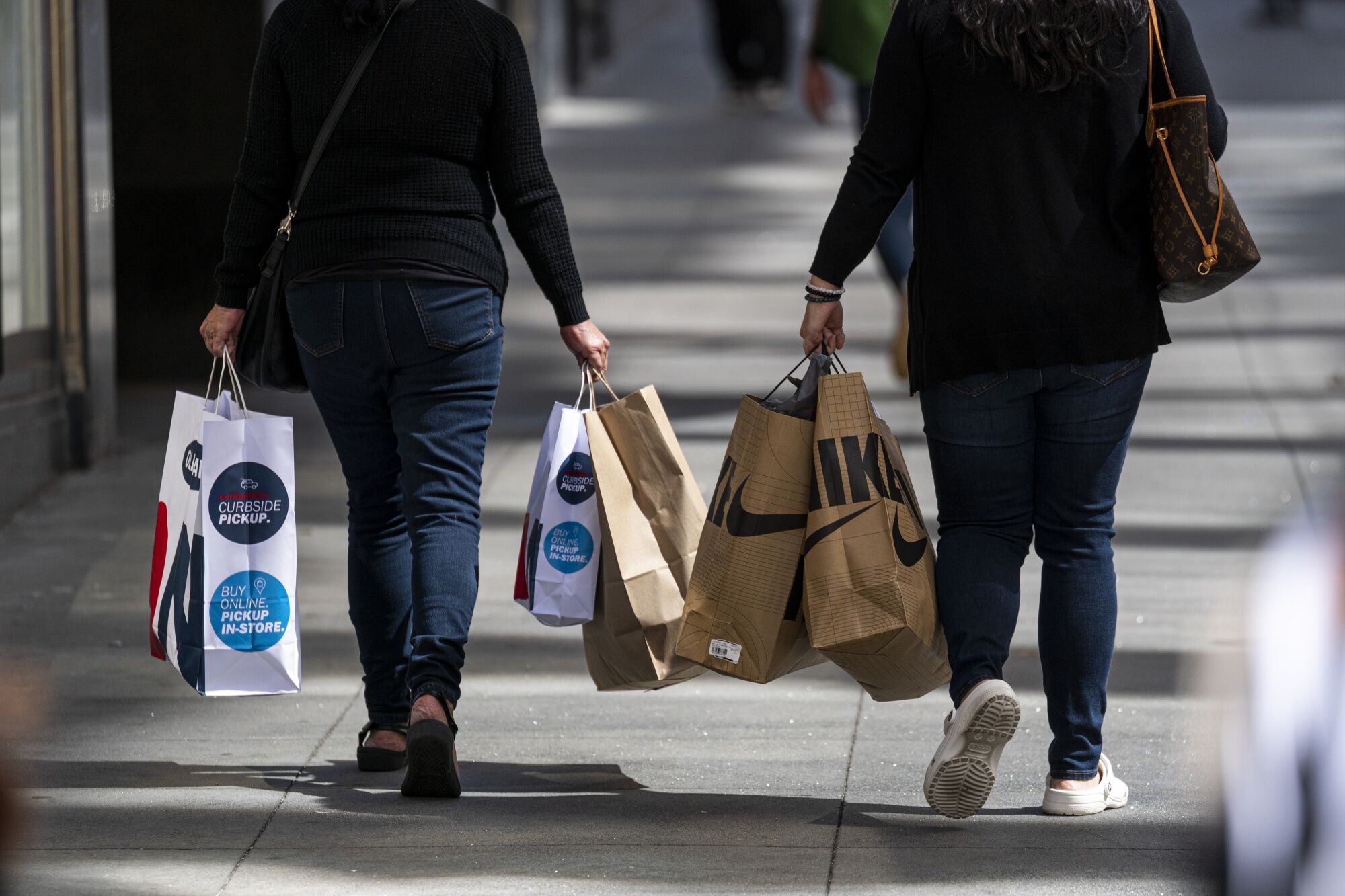 US Consumers Lose Steam, Setting Economy Up for Sharp Slowdown