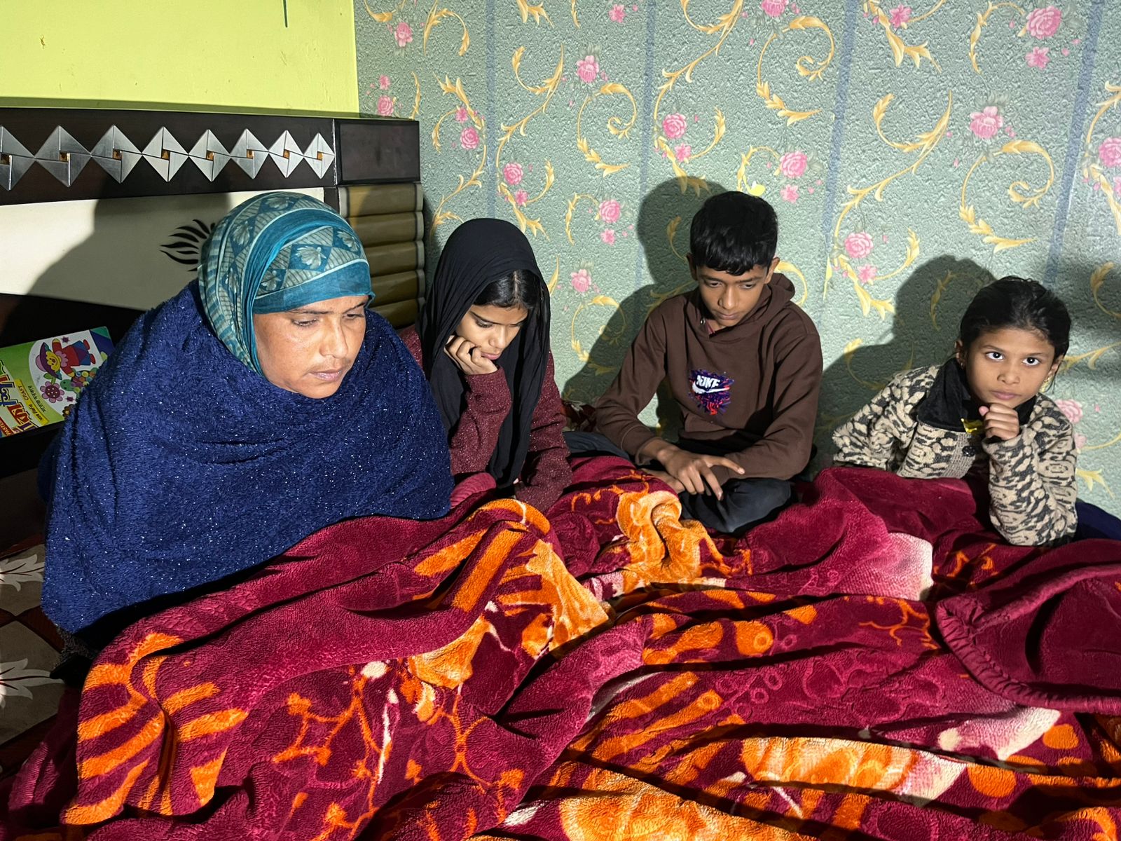 अतहर हुसैन की पत्नी और उनके तीन बच्चे. अतहर हुसैन की पत्नी और उनके तीन बच्चे.