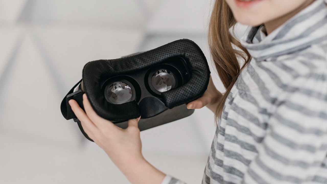 Upgrade your New Year home entertainment with compact portable projectors Upgrade your New Year home entertainment with compact portable projectors