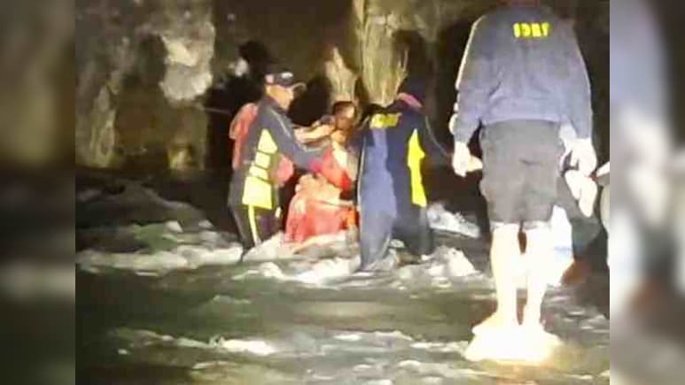 उफनती नदी की तेज धार... टापू पर फंसे थे 5 लोग... देहरादून में SDRF के जवानों ने यूं किया रेस्क्यू