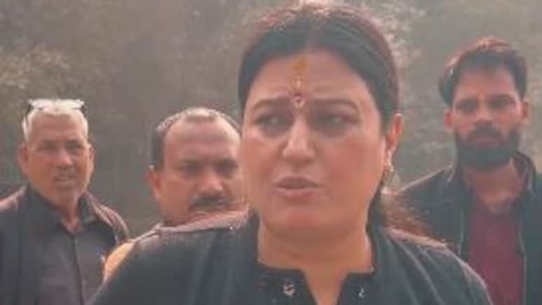 बीजेपी पार्षद रेणु चौधरी की विदेशी नागरिक को चेतावनी हिंदू सीखो या दिल्ली छोड़ो, वायरल वीडियो पर दी सफाई