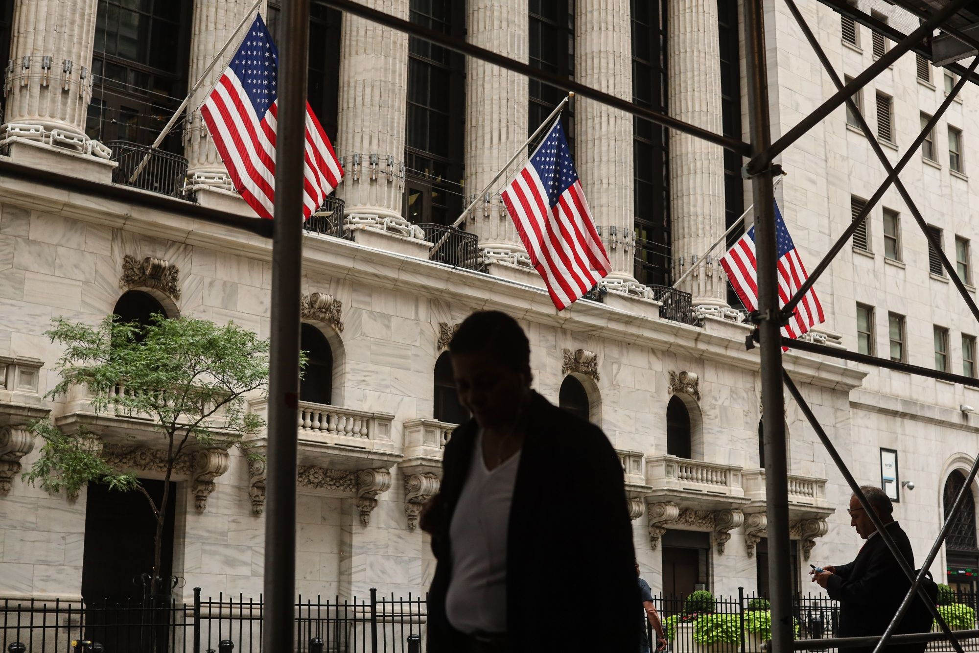 AI Bubble, Fed Hike Fears Have Investors Fleeing Growth Stocks