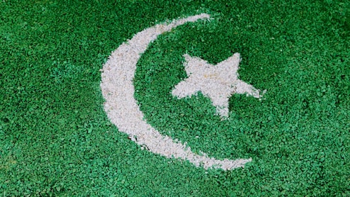 डॉलर के मुकाबले 90 पार हुआ रुपया, पाकिस्तान में कितनी है एक डॉलर की कीमत?