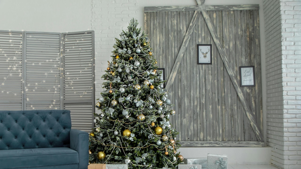 Which decoration items you need to decorate a Christmas tree?