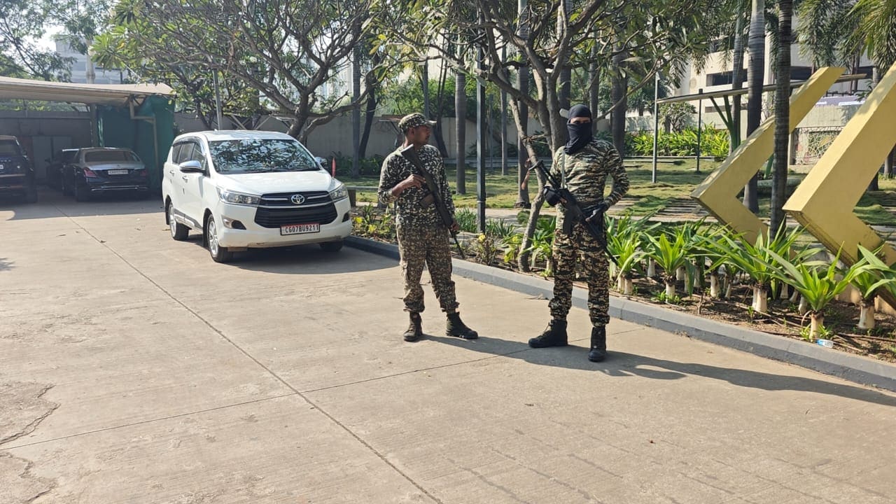 Raipur Income Tax Raid: आयकर विभाग के छापे के दौरान बड़ी संख्या में CRPF के जवान भी तैनात रहे