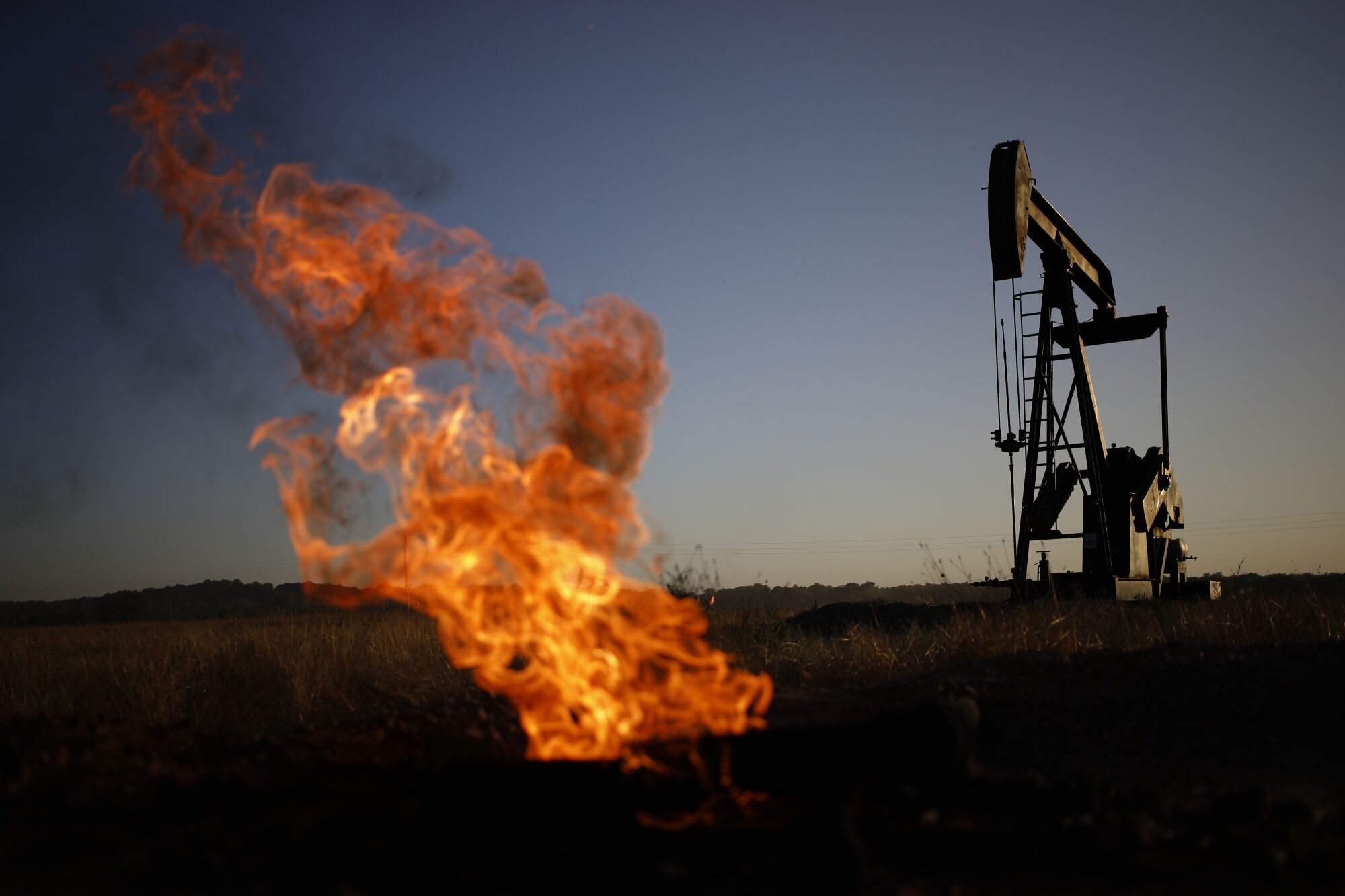Oil Falls After Media Reports Ignite Iran-U.S. Rumors, U.S. Denies
