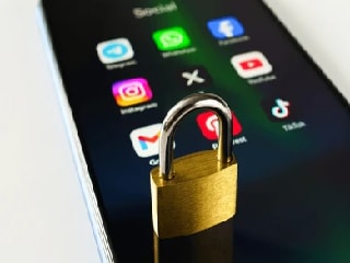 Reddit ने 'सोशल मीडिया बैन' कानून को कोर्ट में दी चुनौती! कहा- यह बोलने की आजादी ...