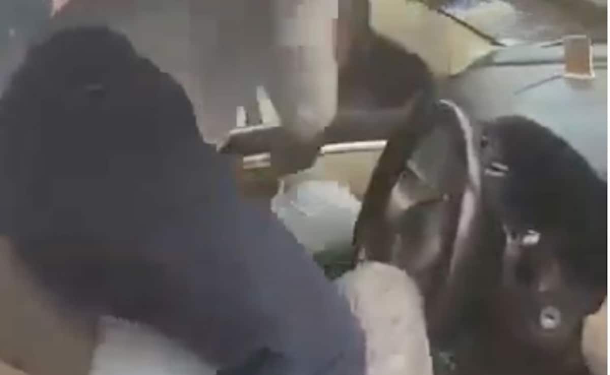 Delhi Traffic Cop Seen Slapping And Punching Man Inside Car, Video ...