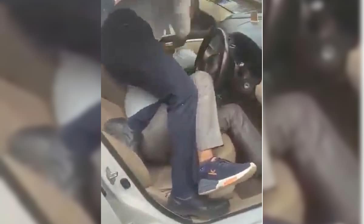 Delhi Traffic Cop Seen Slapping And Punching Man Inside Car, Video Sparks Outrage Delhi Traffic Cop Seen Slapping And Punching Man Inside Car, Video Sparks Outrage