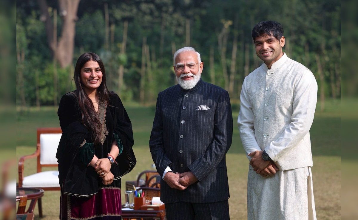 पीएम मोदी ने नीरज चोपड़ा और उनकी पत्नी हिमानी मोर से की मुलाकात, तस्वीरें आई सामने