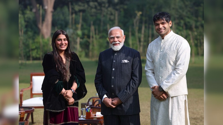 पीएम मोदी ने नीरज चोपड़ा और उनकी पत्नी हिमानी मोर से की मुलाकात, तस्वीरें आई सामने