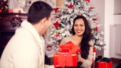 क्रिसमस पर गर्लफ्रेंड को करना है खुश तो गिफ्ट में दें ये चीजें, खुशी से झूम उठेगी आपकी प्रेमिका