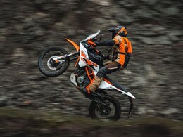 एडवेंचर के शौकीनों का इंतजार खत्म! जनवरी में तहलका मचाने आ रही KTM 390 Adventure R