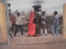 मां-बेटे की पिटाई का VIDEO! कचरा फेंकने को लेकर हुआ विवाद; पीड़ित ने कहा- पूर्व सरपंच ने किया हमला
