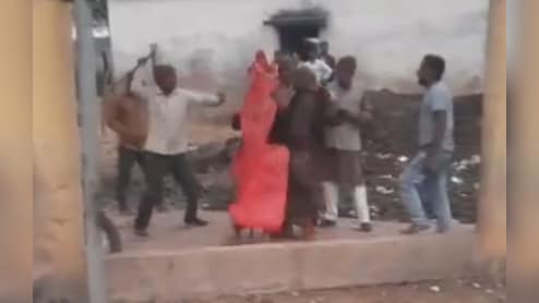 मां-बेटे की पिटाई का VIDEO! कचरा फेंकने को लेकर हुआ विवाद; पीड़ित ने कहा- पूर्व सरपंच ने किया हमला