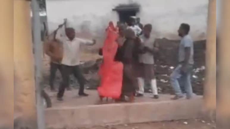 मां-बेटे की पिटाई का VIDEO! कचरा फेंकने को लेकर हुआ विवाद; पीड़ित ने कहा- पूर्व सरपंच ने किया हमला