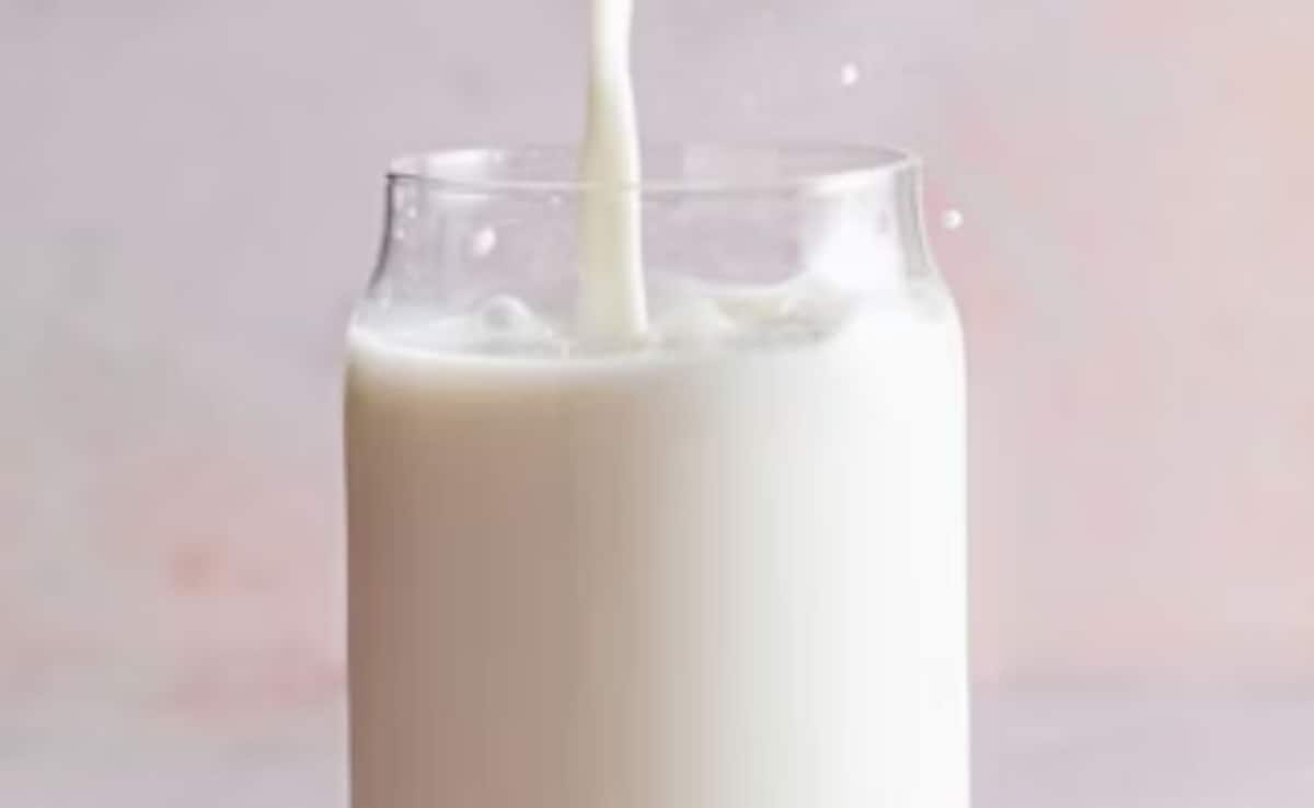 tea side effects, tea food combinations, wrong food with tea, foods to avoid with tea, tea and digestion problems, tea and iron absorption, tea with fried food, tea with biscuits, tea health tips, morning tea habits, Indian tea habits, tea caffeine tannin effects, tea and acidity, चाय के नुकसान, चाय के साथ क्या न खाएं, चाय के गलत फूड कॉम्बिनेशन, चाय और सेहत, चाय के साथ तली चीजें, चाय और आयरन की कमी, चाय से गैस एसिडिटी, चाय के साथ बिस्किट, चाय पीने का सही तरीका, सुबह चाय पीने की आदत, भारतीय चाय आदतें, Latest and Breaking News on NDTV