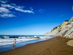 Travel Tips: अगर कभी Beach Trip पर जाएं, तो भूलकर भी घर वापस न लाएं ये 5 चीजें