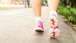 Weight Loss Tips : वजन कमी करण्यासाठी जिममध्ये घाम गाळण्यापेक्षा दररोज चाला 'इतकी' पावलं; 15 दिवसात दिसेल फरक