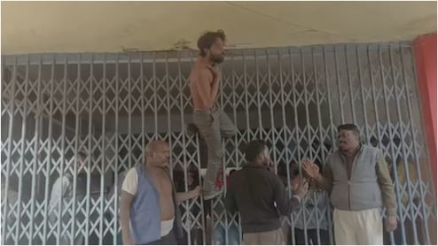 टीकमगढ़ कलेक्ट्रेट गेट पर शराबी युवक का फांसी का ड्रामा, सकते में आए जवान, जानें मामला &nbsp; &nbsp;&nbsp;