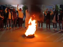 Sikar News: सीकर को संभाग को&nbsp;नीमकाथाना को जिला बनाने की मांग, लोगों ने टायर जलाकर किया प्रदर्शन&nbsp;