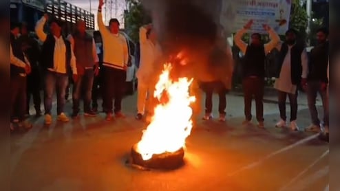 Sikar News: सीकर को संभाग को&nbsp;नीमकाथाना को जिला बनाने की मांग, लोगों ने टायर जलाकर किया प्रदर्शन&nbsp;