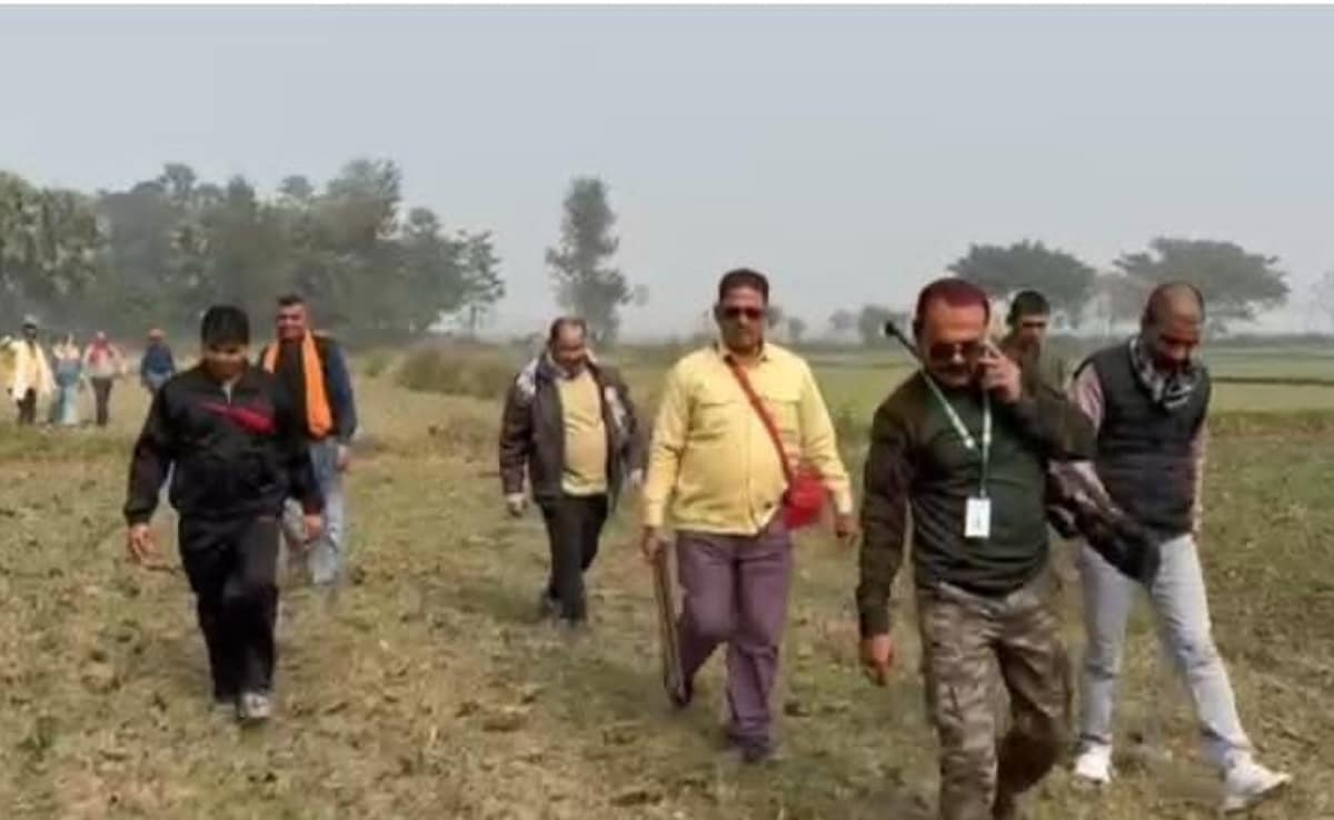 नवादा के खेतों में नील गायों की तलाश करते प्रशिक्षित शिकारी.