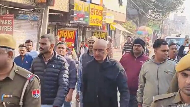 रेप आरोपी बर्खास्त RAC जवान वृंदावन से गिरफ्तार, बुर्के और लिपिस्टिक में बाजार में निकाला गया जुलूस