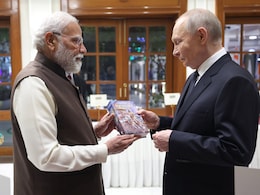 PM मोदी ने पुतिन को दिया अनमोल तोहफा, रूसी भाषा में लिखे इसे धार्मिक ग्रंथ के साथ दिया खास संदेश