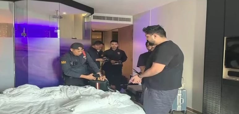 थाइलैंड पुलिस की हिरासत में दोनों लूथरा भाई. यह तस्वीर गुरुवार को सामने आई थाइलैंड पुलिस की हिरासत में दोनों लूथरा भाई. यह तस्वीर गुरुवार को सामने आई