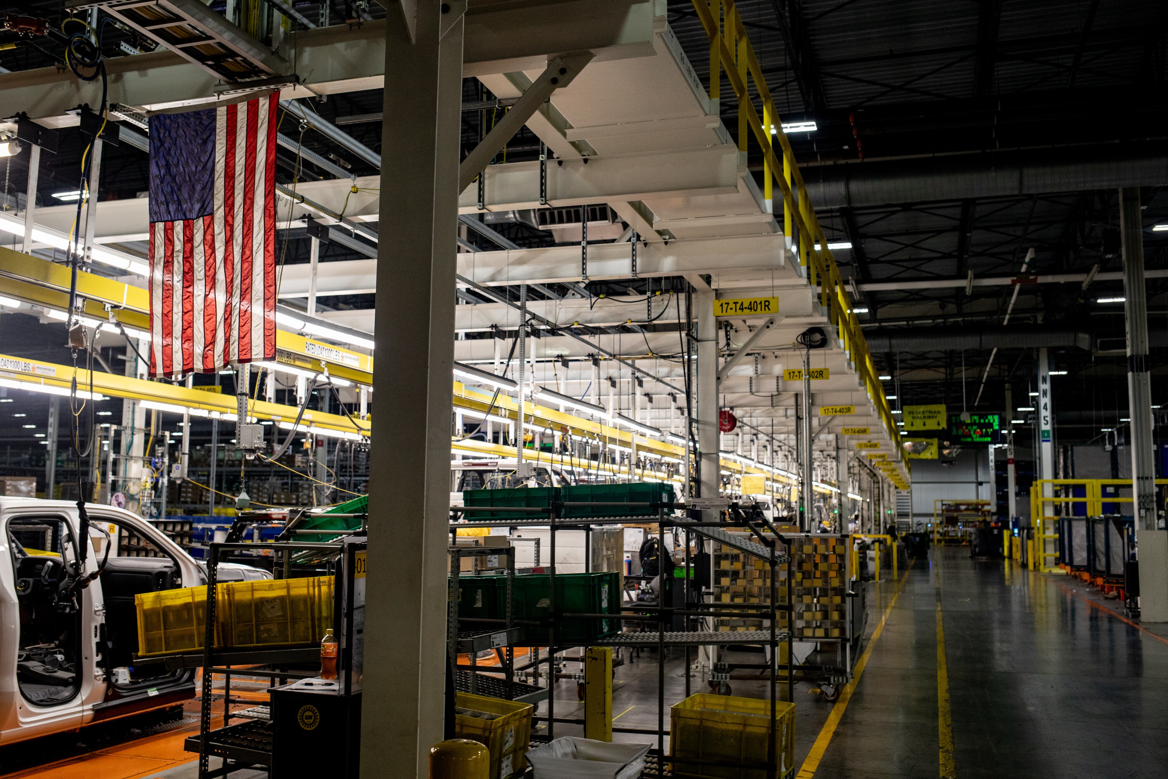 US Manufacturing Activity Nears Stagnation While Prices Jump