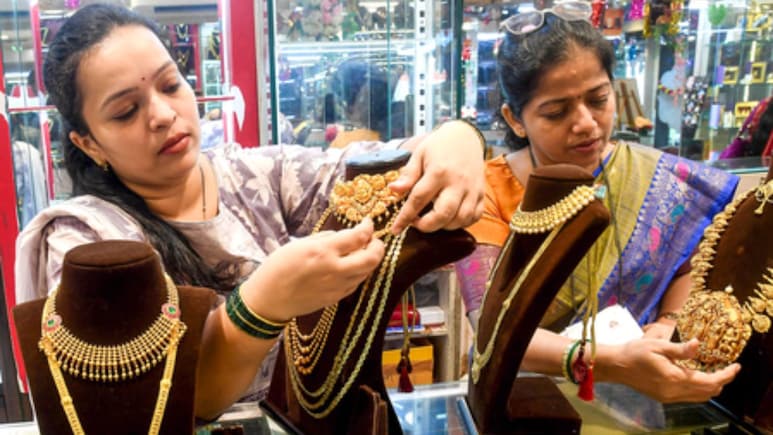 सोने की कीमतों में तूफानी तेजी, चांदी ने भी तोड़ दिए रिकॉर्ड, जानें क्या हैं आज के भाव