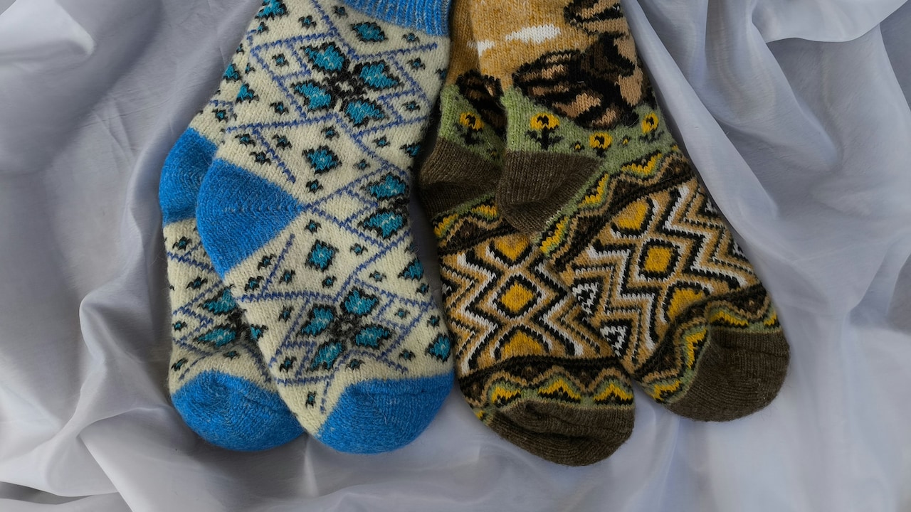 Explore 10 easy tips to choose wool socks that actually keep you warm in winter