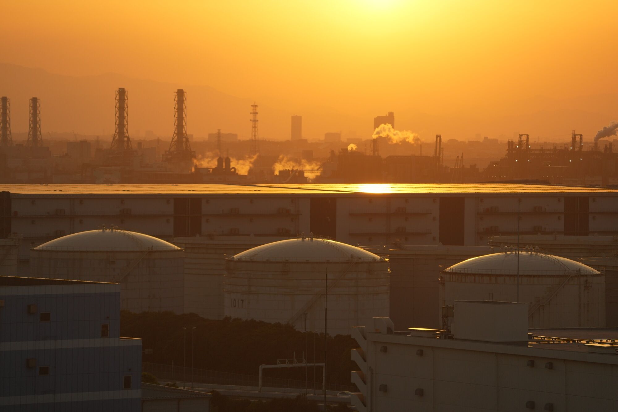 Oil&rsquo;s Ample Supply Has Analysts Seeing Tough Year for Crude