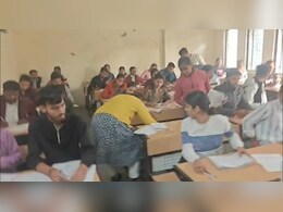 जीवाजी यूनिवर्सिटी की परीक्षा में Live नकल ! मेहगांव कॉलेज में प्रिंसिपल से लेकर स्टाफ तक सब नपे