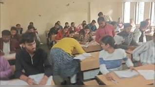 जीवाजी यूनिवर्सिटी की परीक्षा में Live नकल ! मेहगांव कॉलेज में प्रिंसिपल से लेकर स्टाफ तक सब नपे