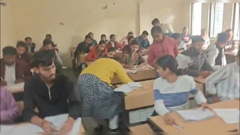 जीवाजी यूनिवर्सिटी की परीक्षा में Live नकल ! मेहगांव कॉलेज में प्रिंसिपल से लेकर स्टाफ तक सब नपे