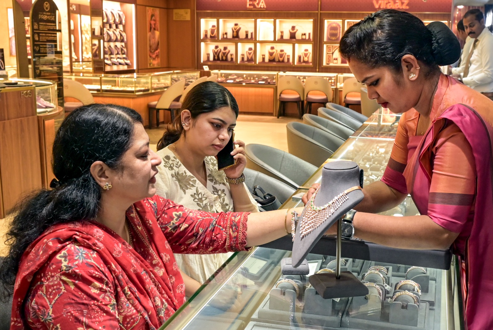 Gold Silver Rate: खरमास में रिकॉर्ड बना रहा सोने चांदी का भाव , गोल्ड डेढ़ लाख तो चांदी क्या ढाई लाख को छुएगी