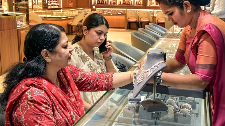 Gold Silver Rate: खरमास में रिकॉर्ड बना रहा सोने चांदी का भाव , गोल्ड डेढ़ लाख तो चांदी क्या ढाई लाख को छुएगी