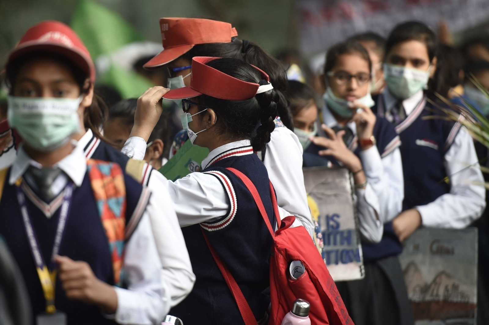 दिल्ली में प्रदूषण पर स्कूल बंद रहें या खुले? अमीर vs गरीब की दलील पर जानें सुप्रीम कोर्ट ने क्या कहा